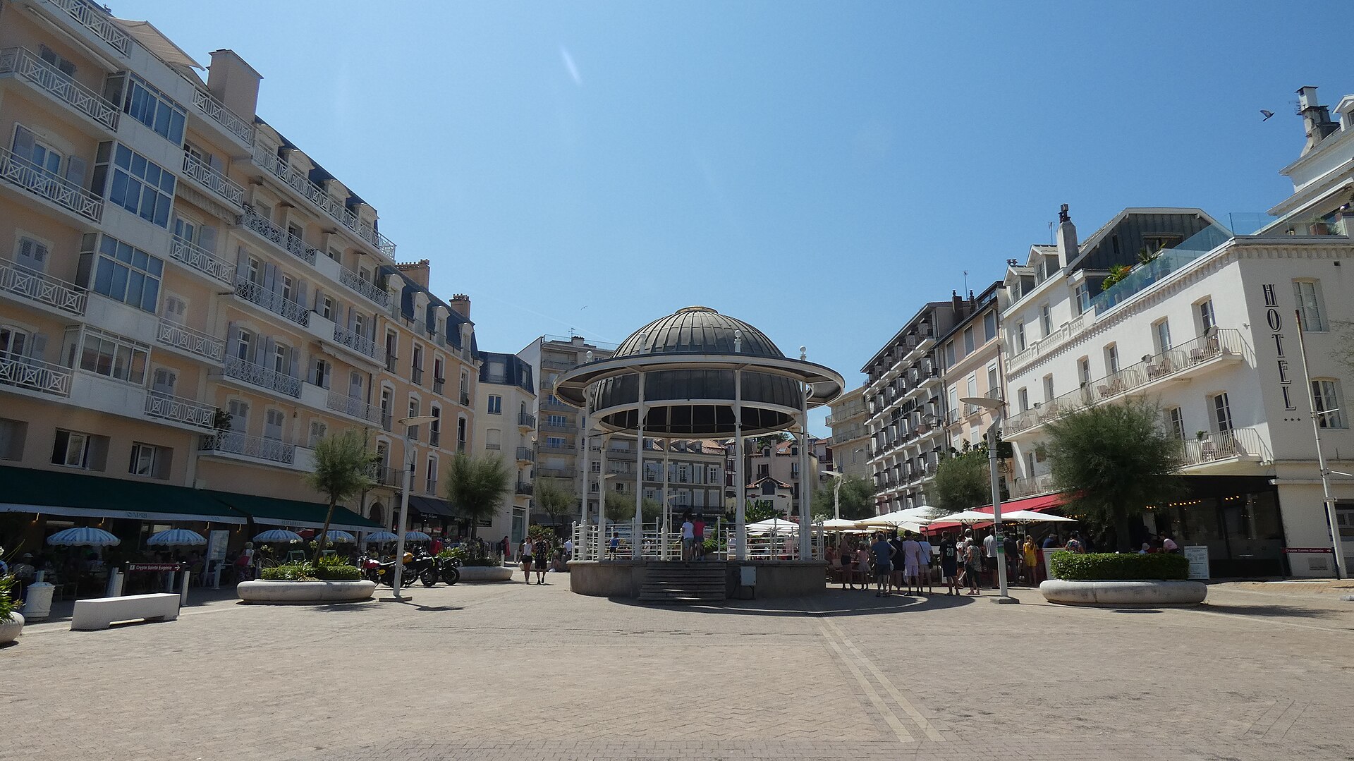 Une place urbaine de Biarritz au début de la matinée