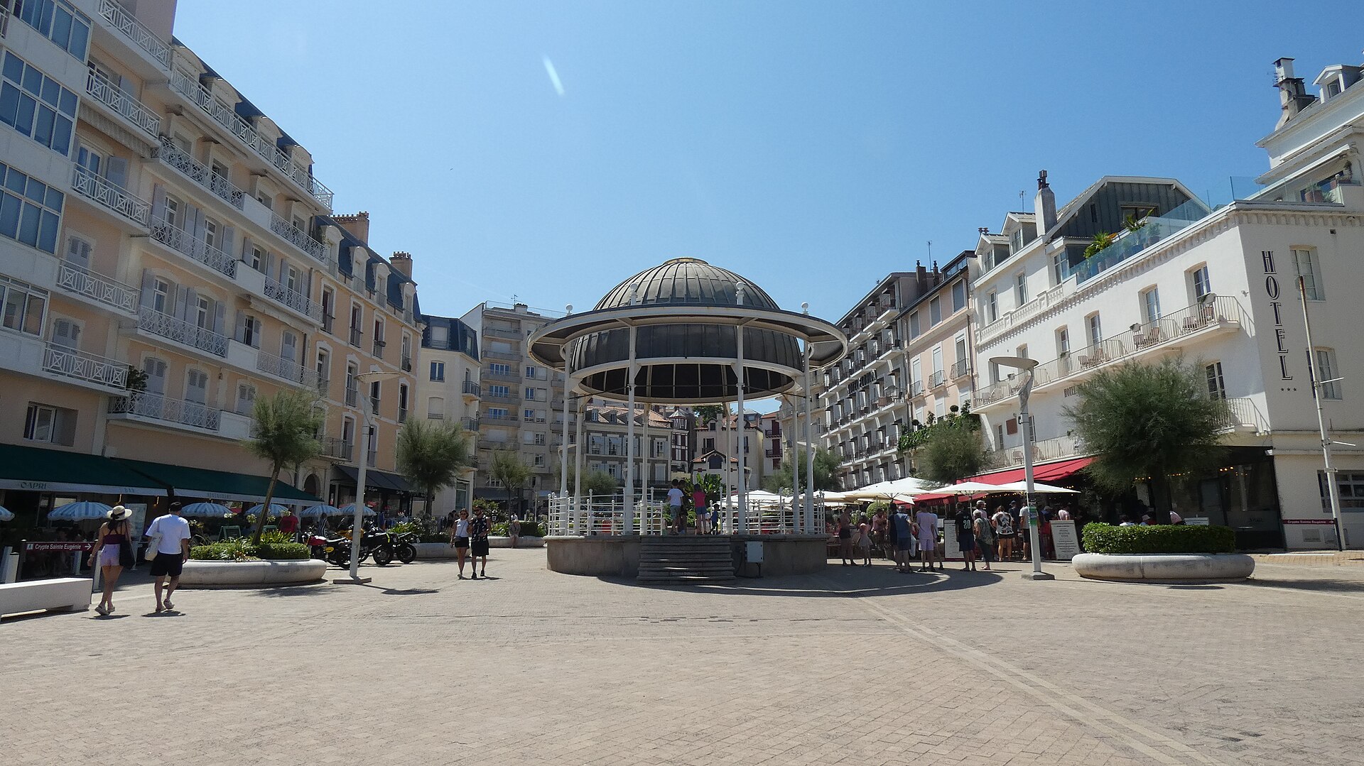 Une place piétonne et ses cheminements dans le centre de Biarritz